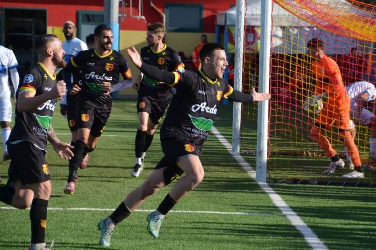 Antonio Demarcus, giocatore dell'Atletico Uri, che esulta dopo un gol | Foto Paolo Massaro