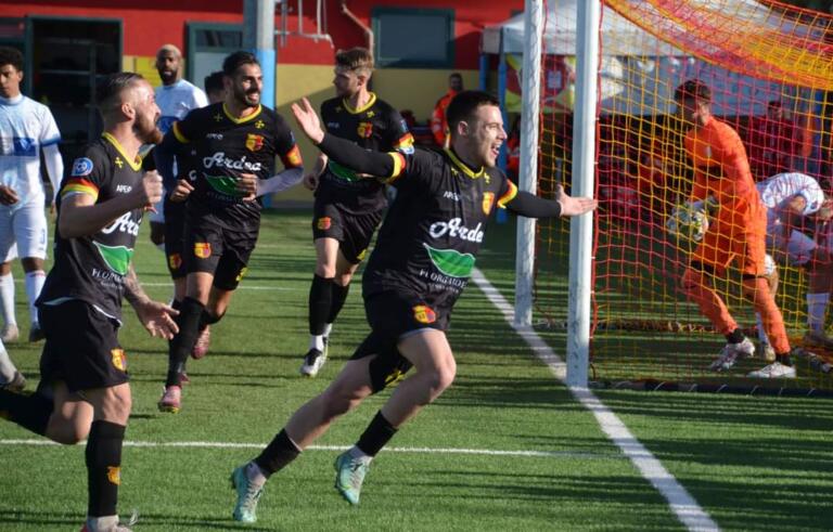 Antonio Demarcus, giocatore dell'Atletico Uri, che esulta dopo un gol | Foto Paolo Massaro