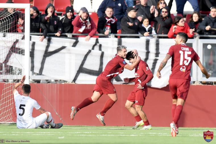Federico Marigosu festeggiato dopo il gol segnato al Castrovillari | Foto Trapani Calcio