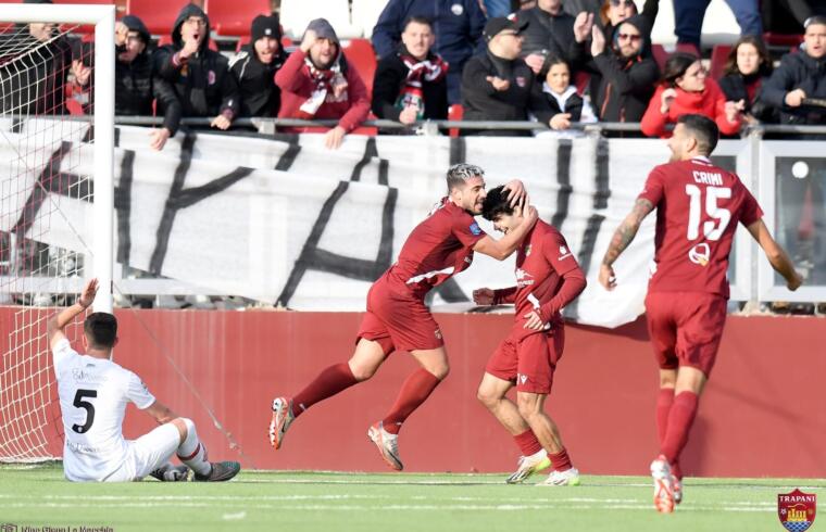 Federico Marigosu festeggiato dopo il gol segnato al Castrovillari | Foto Trapani Calcio