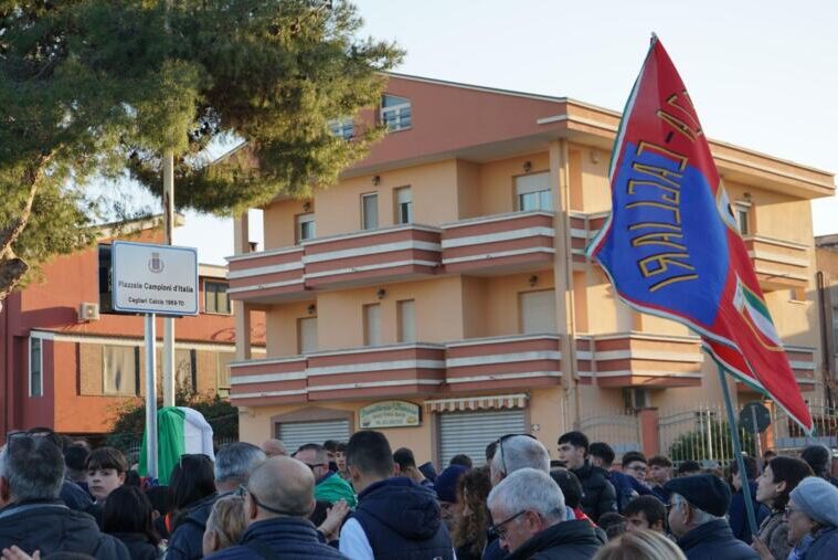 Folla all'inaugurazione del nuovo Piazzale Campioni d'Italia 1969-70 a Sestu