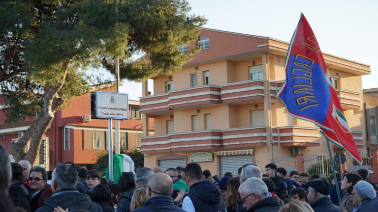 Folla all'inaugurazione del nuovo Piazzale Campioni d'Italia 1969-70 a Sestu