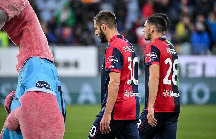 La delusione del Cagliari al termine del match contro la Lazio | Foto Luigi Canu