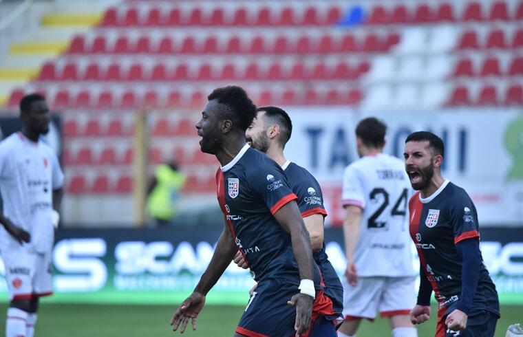 Diakité esulta dopo il gol in Torres-Perugia | Foto Alessandro Sanna