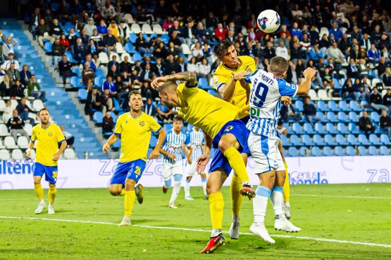 Una fase di gioco tra SPAL e Fermana | Foto Nicolò Farina