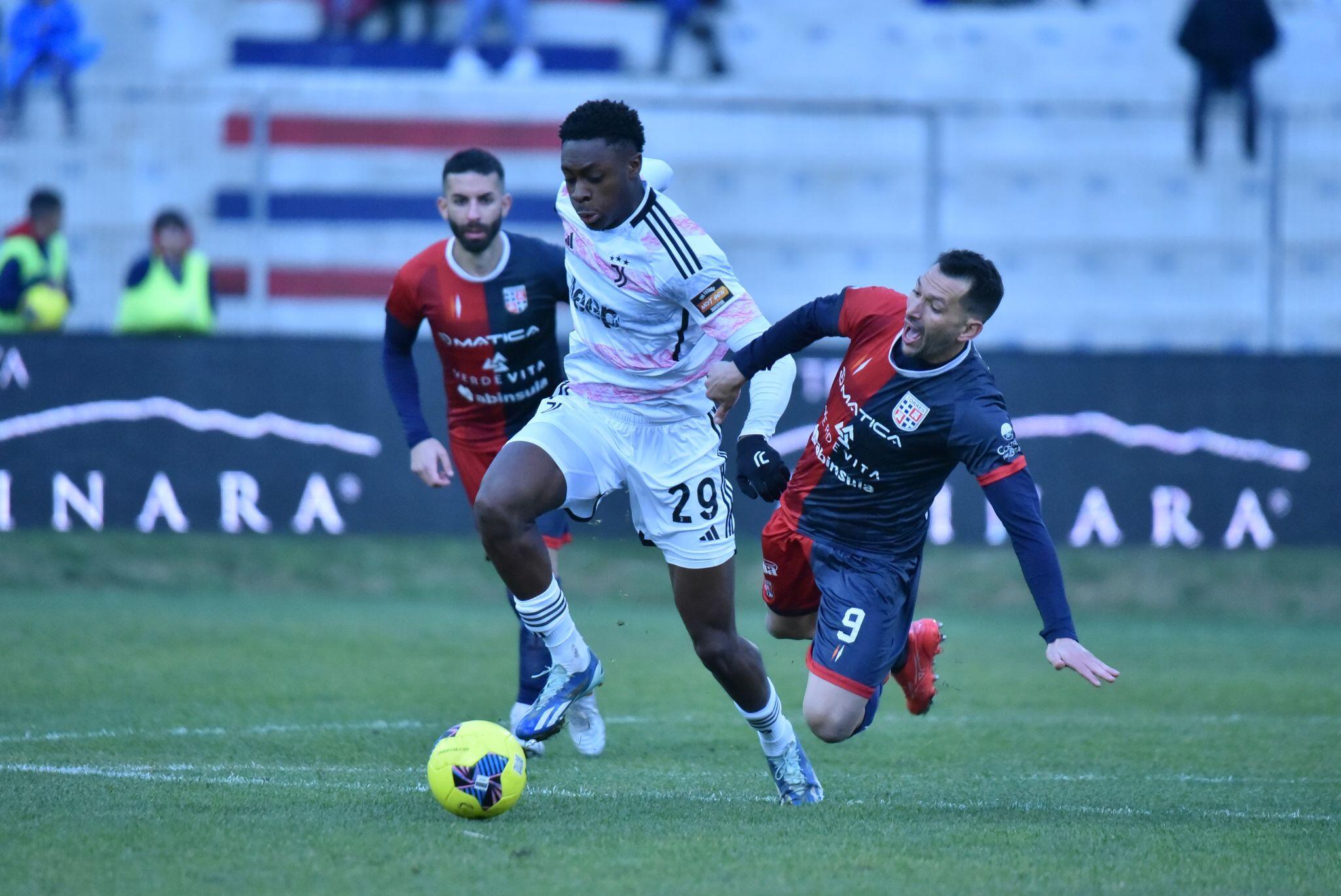 Scotto e Salifou a contrasto nella sfida del Vanni Sanna tra Torres e Juventus | Foto Alessandro Sanna