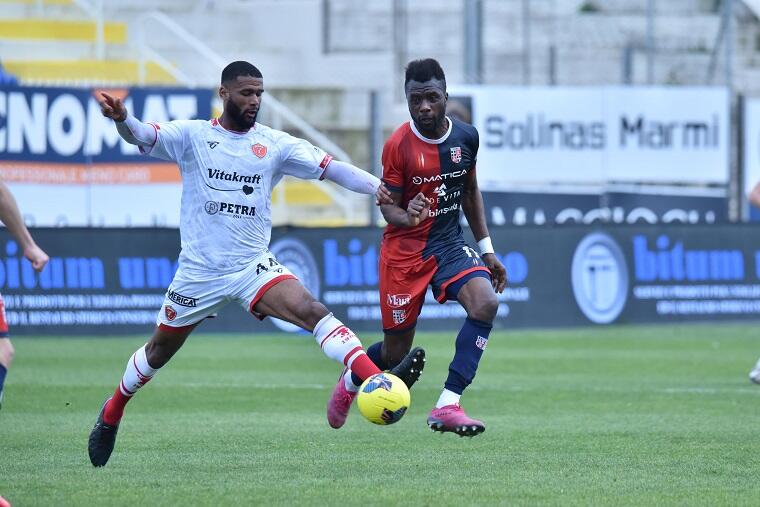 Adama Diakite, attaccante della Torres | Foto Alessandro Sanna