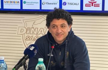 Il coach della Dinamo Women Antonello Restivo