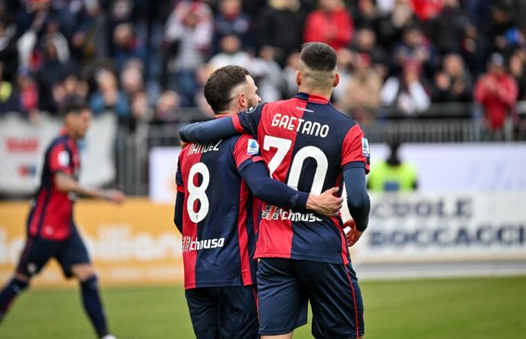 Gianluca Gaetano e Nahitan Nandez festeggiano dopo il 2-0 del Cagliari alla Salernitana | Foto Luigi Canu