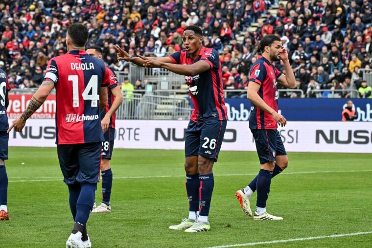 Yerri Mina discute con i compagni dopo un gol subito in Cagliari-Salernitana | Foto Luigi Canu