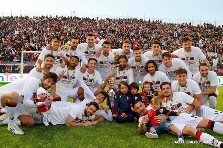Santiago Colombatto festeggia la promozione del Cagliari in Serie A nel 2015-16 | Foto X