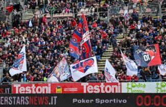 Un'immagine della Curva Sud del Cagliari durante il match contro la Salernitana | Foto Luigi Canu