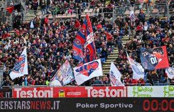 Un'immagine della Curva Sud del Cagliari durante il match contro la Salernitana | Foto Luigi Canu