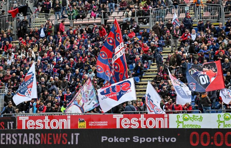 Un'immagine della Curva Sud del Cagliari durante il match contro la Salernitana | Foto Luigi Canu