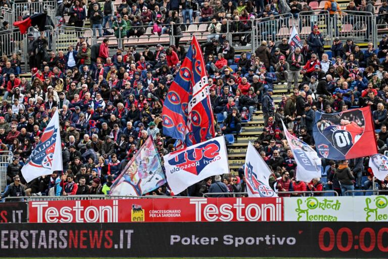 Un'immagine della Curva Sud del Cagliari durante il match contro la Salernitana | Foto Luigi Canu
