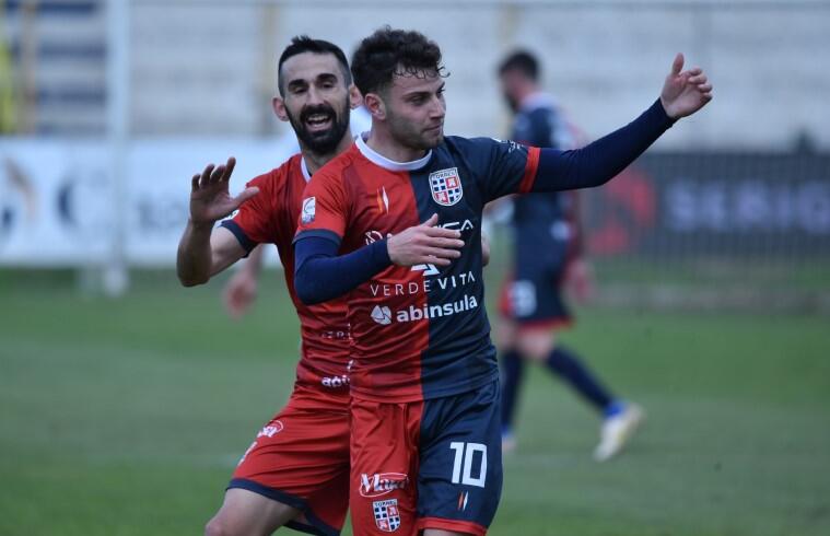 L'esultanza di Ruocco dopo un gol in Torres-Virtus Entella | Foto Alessandro Sanna