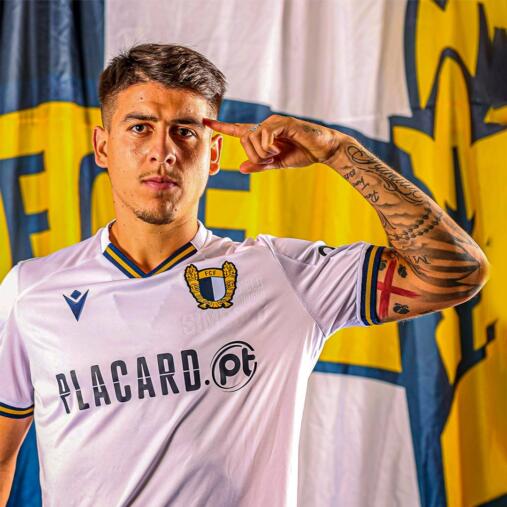 Santiago Colombatto con la maglia del Famalicao, con il tatuaggio dei Quattro Mori in bella vista | Foto X