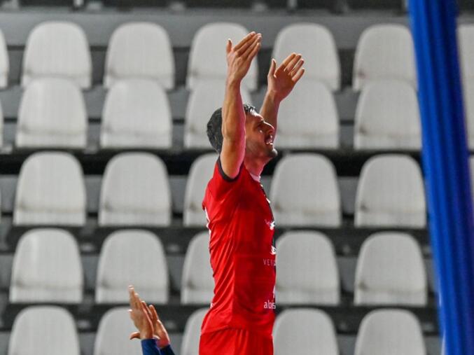Giacomo Zecca esulta sotto la curva dei tifosi rossoblù dopo il gol dello 0-2 alla Spal | Foto Nicolò Farina