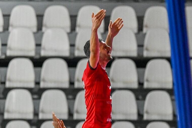Giacomo Zecca esulta sotto la curva dei tifosi rossoblù dopo il gol dello 0-2 alla Spal | Foto Nicolò Farina