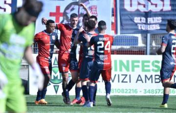 L'esultanza della Torres dopo il gol di Giacomo Zecca al Pescara | Foto Alessandro Sanna