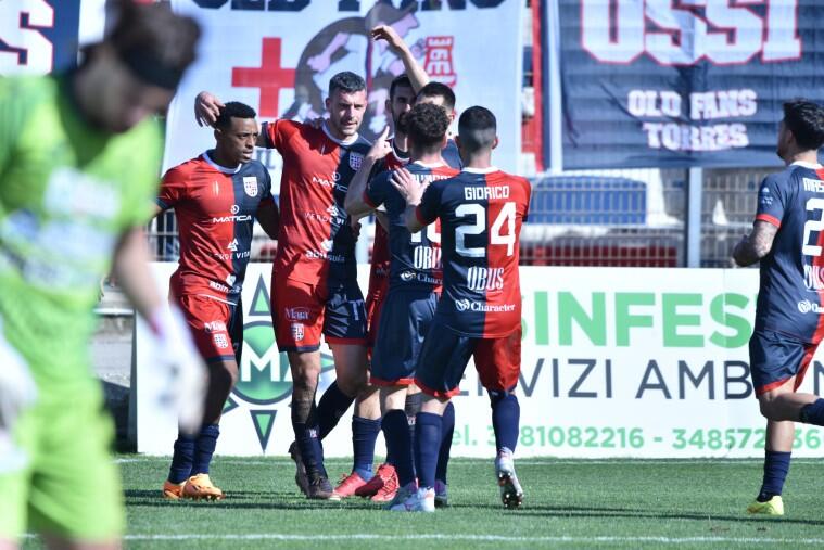 L'esultanza della Torres dopo il gol di Giacomo Zecca al Pescara | Foto Alessandro Sanna