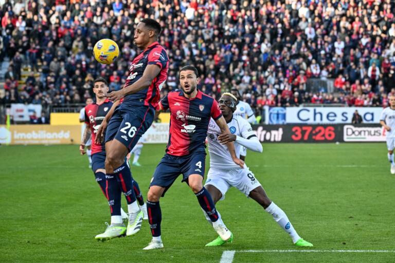 Yerri Mina e Alberto Dossena in azione durante Cagliari-Napoli | Foto Luigi Canu