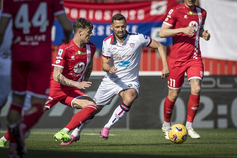 Cagliari - Mateusz Wieteska durante la sfida contro il Monza | Foto Valerio Spano