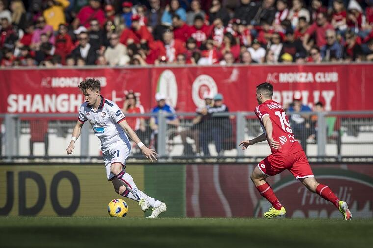 Cagliari - Jakub Jankto in azione durante la sfida contro il Monza | Foto Valerio Spano