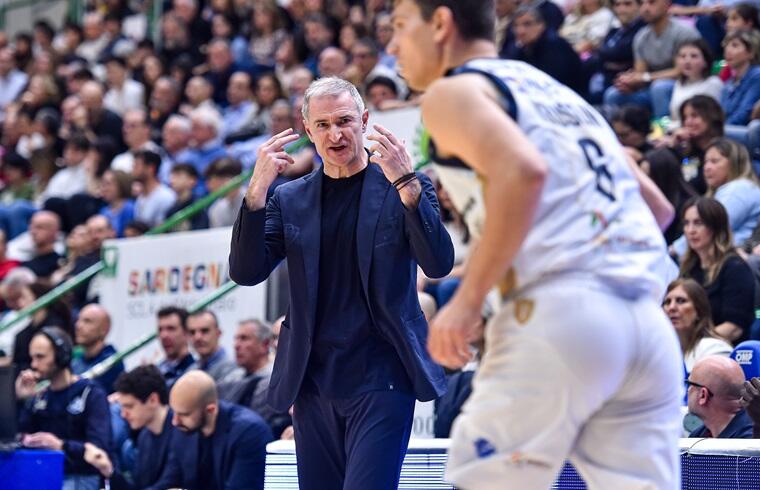 Il coach della Dinamo Sassari Nenad Markovic durante la sfida con Brescia |