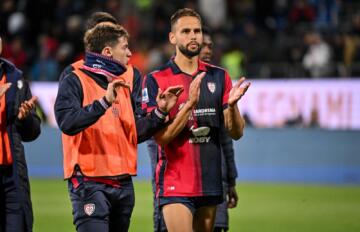 Pantelis Hatzidiakos ringrazia il pubblico del Cagliari dopo la sfida contro la Juventus | Foto Luigi Canu