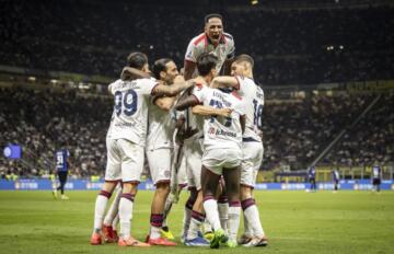 L'esultanza dei rossoblù dopo il gol di Shomurodov in Inter-Cagliari | Foto Valerio Spano