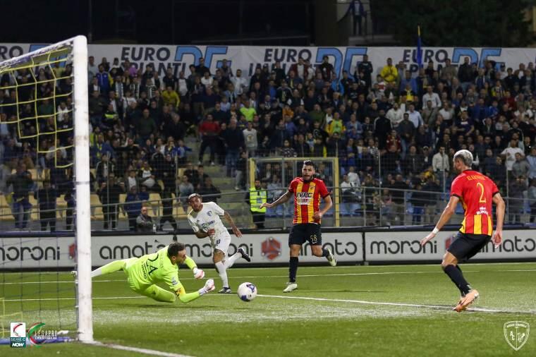 Paleari, portiere giallorosso, in tuffo durante Audace Cerignola-Benevento | Foto Facebook S.S. Audace Cerignola 1912 