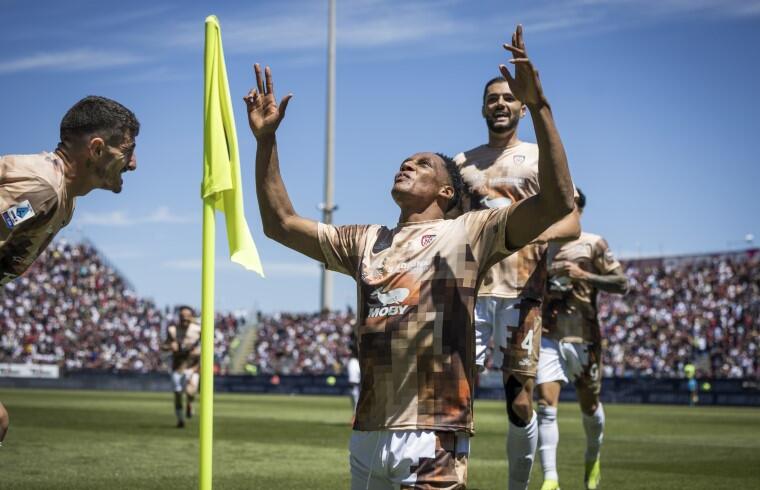 L'esultanza di Yerry Mina dopo il gol in Cagliari-Lecce | Foto Valerio Spano