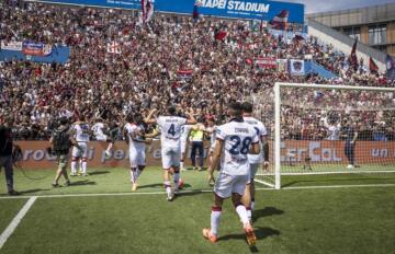 L'esultanza dei giocatori del Cagliari dopo la conquista della salvezza | Foto Valerio Spano