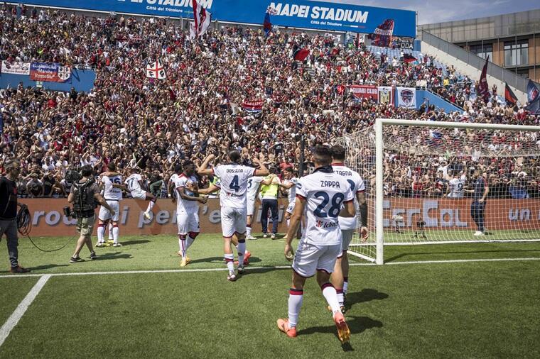 L'esultanza dei giocatori del Cagliari dopo la conquista della salvezza | Foto Valerio Spano