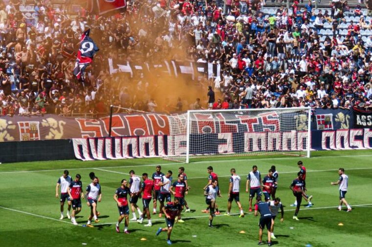 La carica dei tifosi rossoblù presenti all'allenamento aperto in vista del match con il Sassuolo