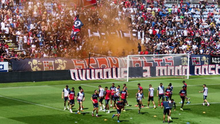 La carica dei tifosi rossoblù presenti all'allenamento aperto in vista del match con il Sassuolo