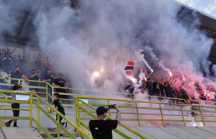 La carica dei tifosi della Torres al Vanni Sanna prima del Benevento nei playoff di Serie C