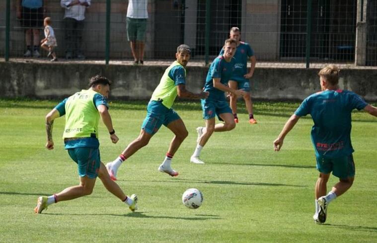 Un momento dell'allenamento dei rossoblù a Chatillon | Foto Centotrentuno