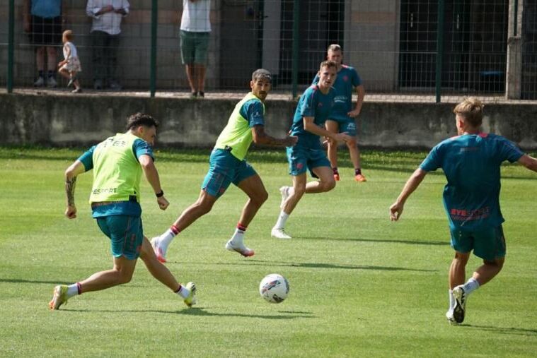 Un momento dell'allenamento dei rossoblù a Chatillon | Foto Centotrentuno