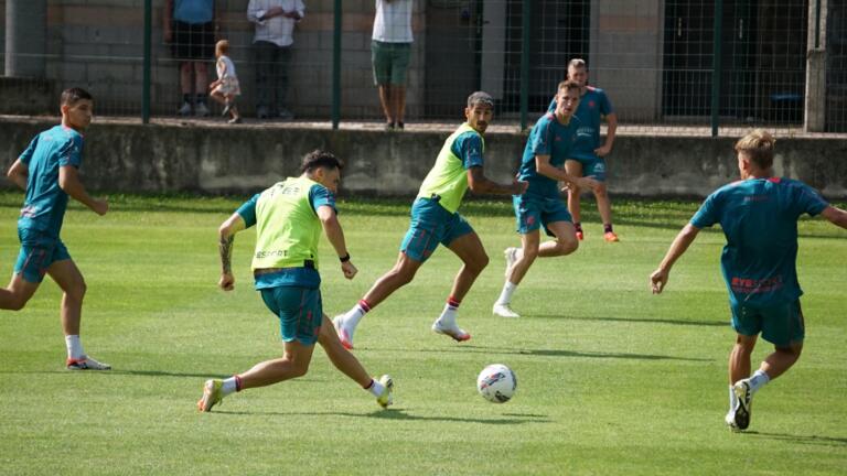 Un momento dell'allenamento dei rossoblù a Chatillon | Foto Centotrentuno