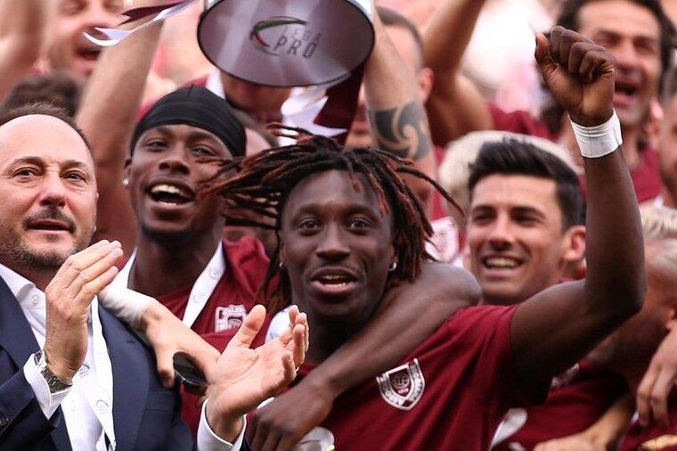 Guiebre e Varela, rinforzi rossoblù, festeggiano in maglia Reggiana la vittoria della Serie C nel 2023 | Foto Facebook AC Reggiana 1919