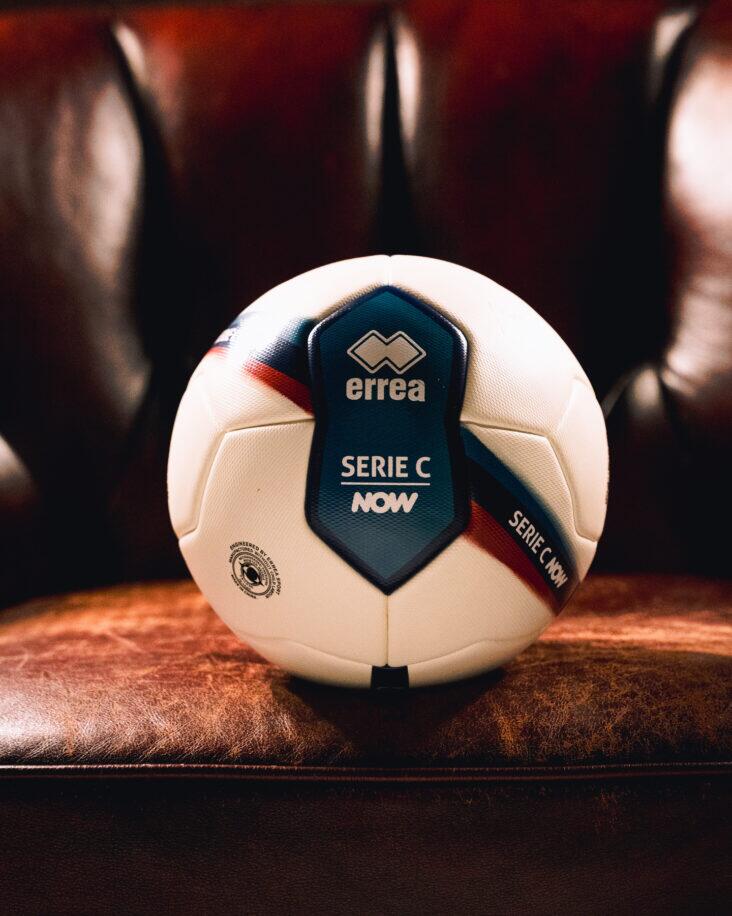 Pallone Serie C blu presentato da Lega pro ed Erreà per la stagione 2024-25