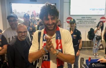 Sebastiano Luperto al suo arrivo all'aeroporto di Elmas | Foto Centotrentuno