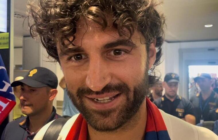 Sebastiano Luperto al suo arrivo all'aeroporto di Elmas | Foto Centotrentuno