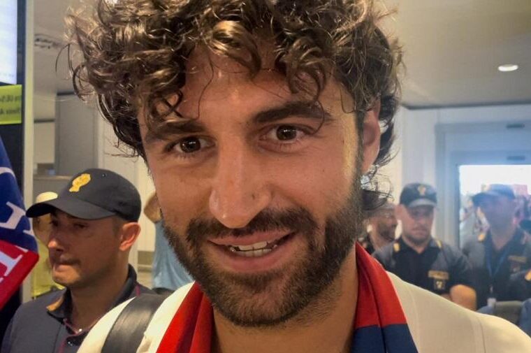 Sebastiano Luperto al suo arrivo all'aeroporto di Elmas | Foto Centotrentuno