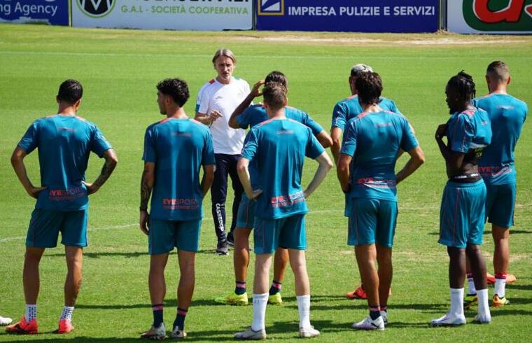 Uno scatto dell'allenamento del Cagliari agli ordini di Davide Nicola | Foto Centotrentuno