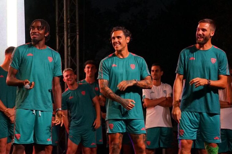 Makoumbou. Viola e Pavoletti alla presentazione della squadra di Costa Rei ! Foto Centotrentuno