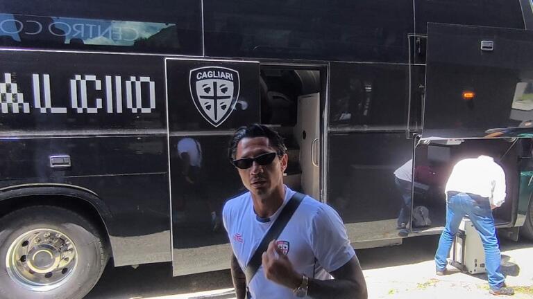 Il pullman del Cagliari all'arrivo nel ritiro valdostano | Foto Centotrentuno