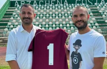 Il direttore generale dell'Arzachena Antonello Zucchi e il portiere dei biancoverdi Marco Ruzittu | Foto Claudia Cinefra/US Arzachena